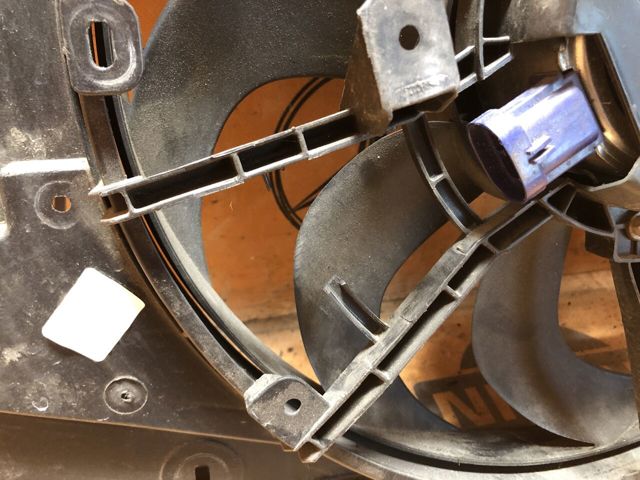 Дифузор радіатора охолодження, в зборі з мотором і крильчаткою 214818009R RENAULT