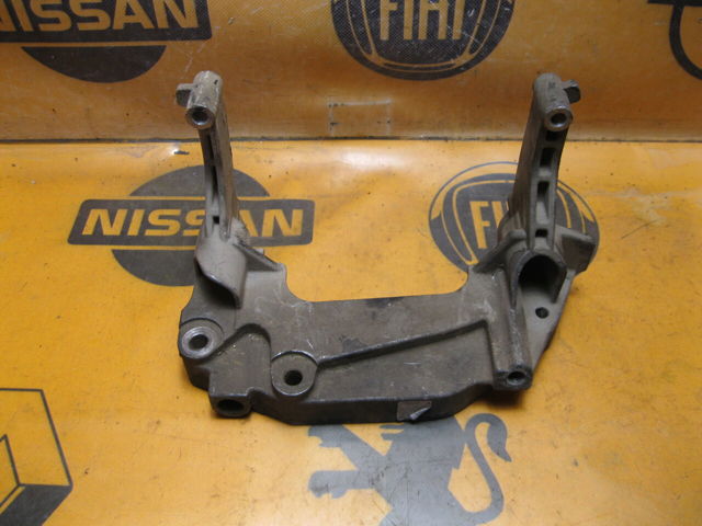 Кронштейн подушки коробки передач 55219008 FIAT