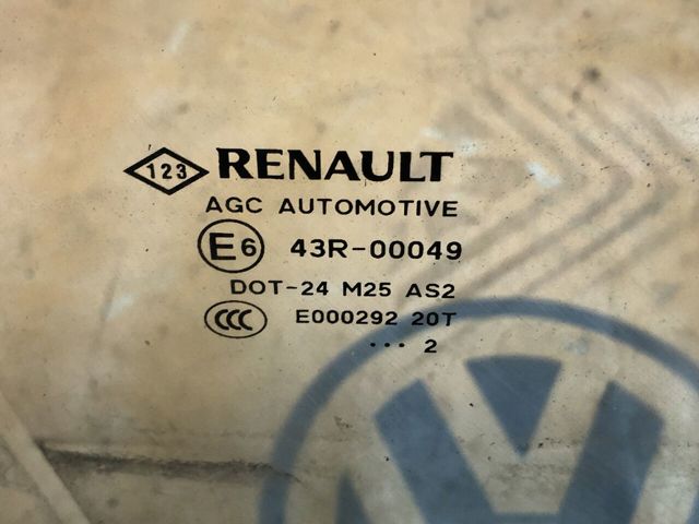 Скло передніх дверей, правих 8200000385 RENAULT