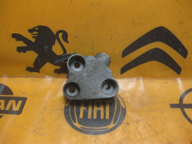 Кронштейн подушки (опори) двигуна, правої 8200034225 RENAULT