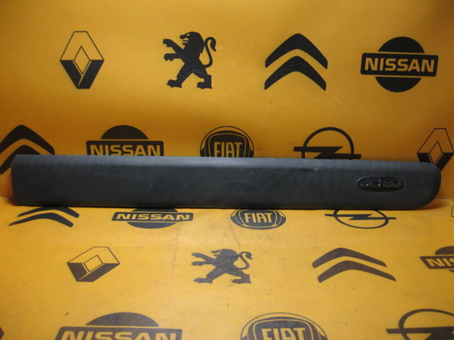 Молдинг передньої правої двері 8200077543 RENAULT