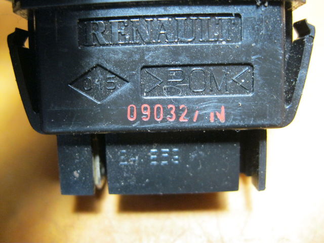 Кнопка підйомника переднього правого скла 8200090327 RENAULT
