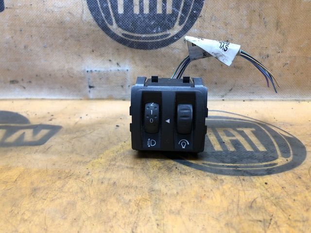 Кнопка коректора фар 8200095495 RENAULT