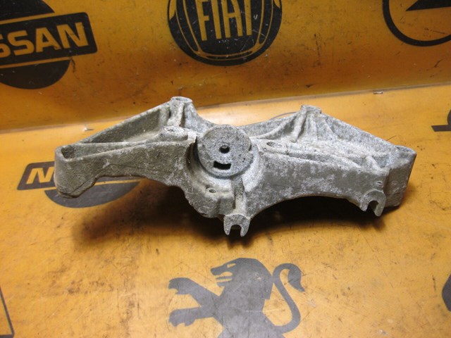 Кронштейн кріплення генератора 8200100148 RENAULT