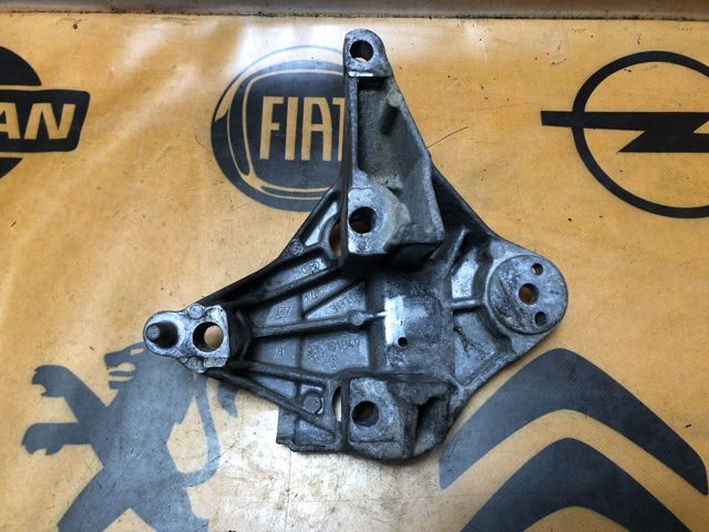 Кронштейн подушки (опори) двигуна, правої 8200101849 RENAULT