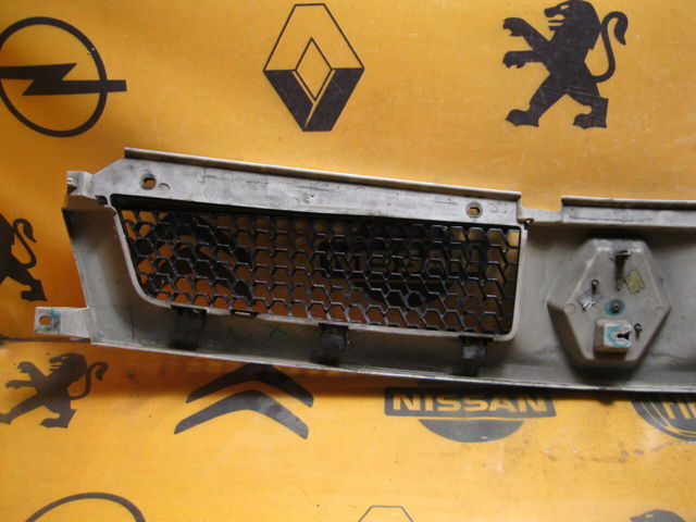 Решітка радіатора 8200233765 RENAULT