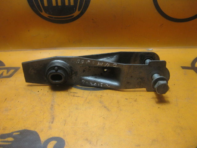 Кронштейн подушки (опори) двигуна, правої 8200250743 RENAULT