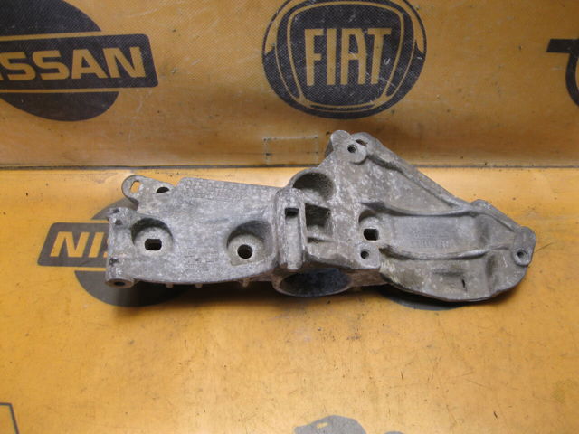 Кронштейн кріплення генератора 8200327134 RENAULT