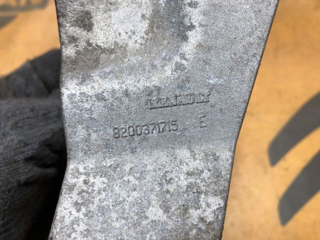 Опора підвісного підшипника передньої піввісі 8200371715 RENAULT