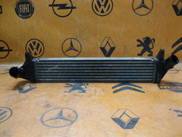 Охолоджувач наддувочного повітря 8200409045 RENAULT