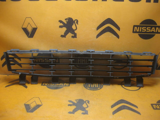 Решітка переднього бампера 8200412379 RENAULT