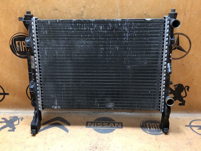 Радіатор системи охолодження двигуна 8200418328 RENAULT