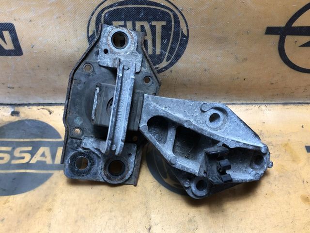 Права подушка мотора 8200424898 RENAULT