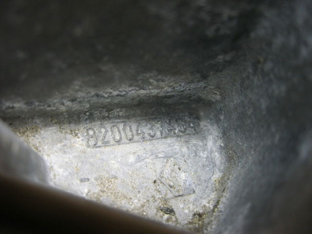 Права опора двигуна 8200437464 RENAULT