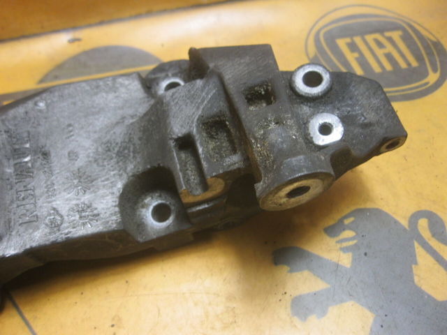 Кронштейн кріплення генератора 8200527320 RENAULT
