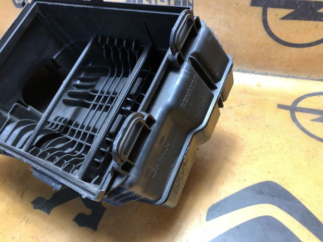 Корпус повітряного фільтра 8200545836 RENAULT