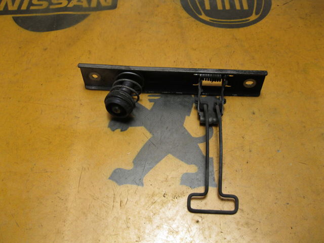 Замок кришки капота 8200677854 RENAULT