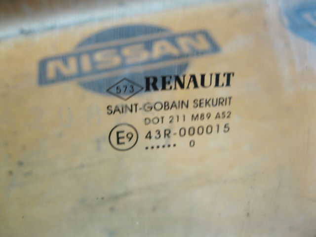 Вікно задніх дверей 823000026R RENAULT