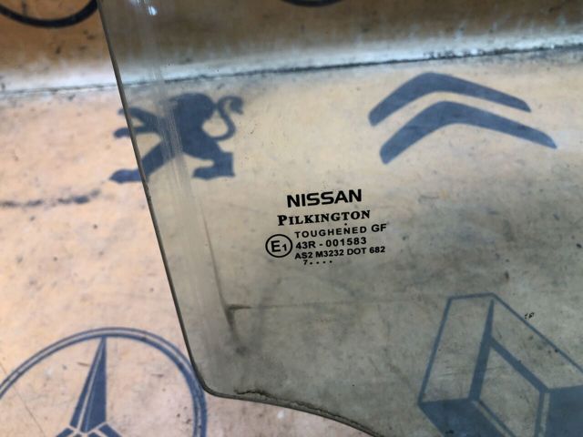 Скло задньої двері правої 823009U000 NISSAN