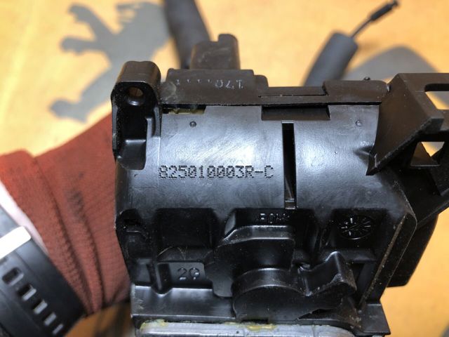 Замок задньої двері, лівої 825010003R RENAULT