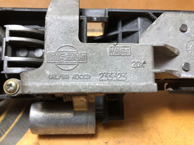 Тримач зовнішньої ручки дверей, задніх правих 82610AX622 NISSAN