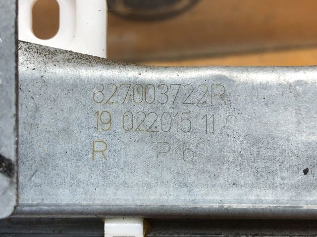 Склопідйомник задніх правих дверей 827003722R RENAULT