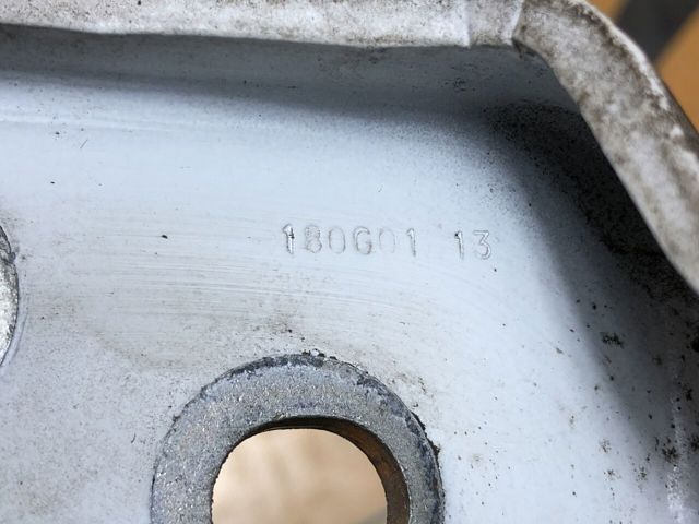 Петля заднтої двері, лівої 8717C0 PEUGEOT