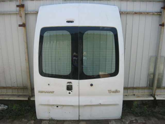 Двері фургона задні, розпашні, ліві 901019505R RENAULT