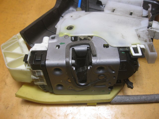Замок задньої двері, лівої A0997300135 MERCEDES