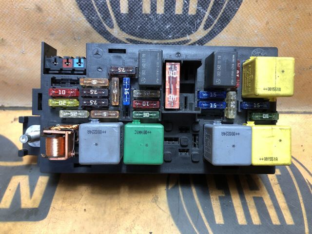 Коробка запобіжників A1645402972 MERCEDES
