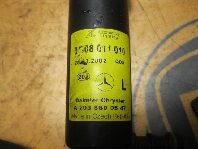 Форсунка омивача фари передньої, лівої A2038600547 MERCEDES
