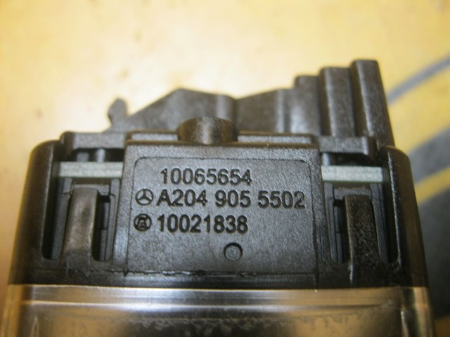 Кнопка підйомника переднього правого скла A2049055502 MERCEDES
