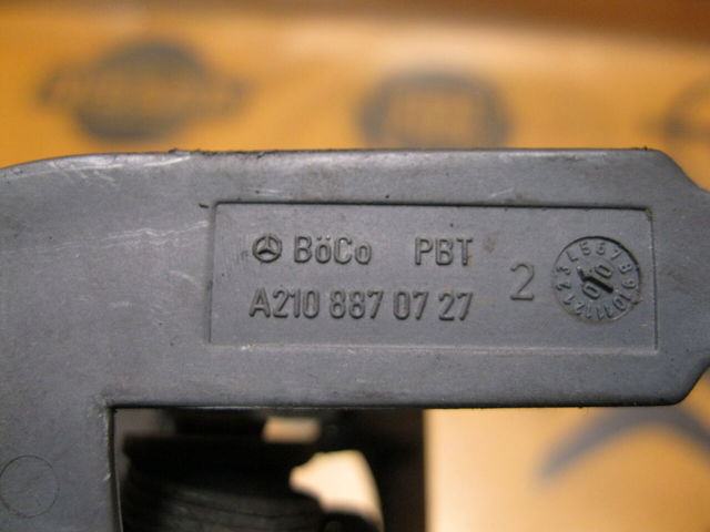 Язичок відкривання капота A2108870727 MERCEDES