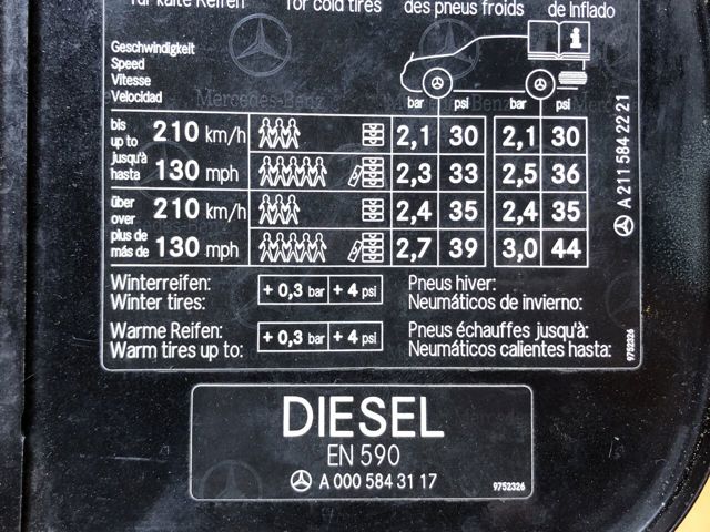 Лючок паливного бака A2117500206 MERCEDES
