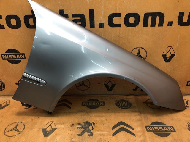 Переднє праве крило A2118800818 MERCEDES