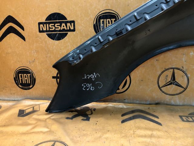 Переднє праве крило A2118800818 MERCEDES