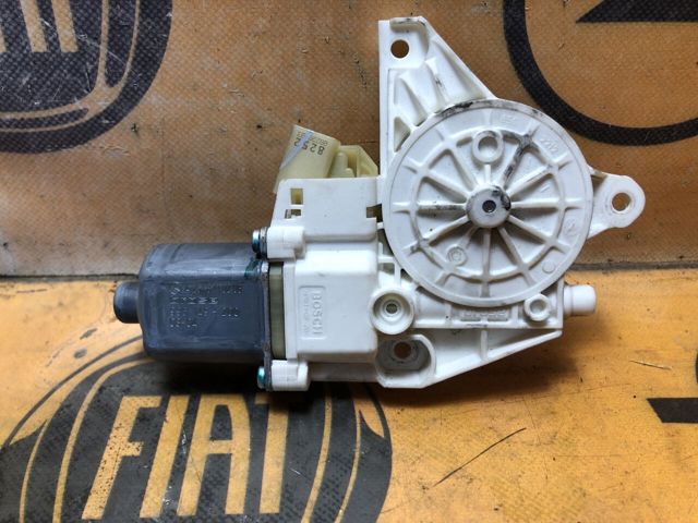 Двигун стеклопод'емника двері задньої, правої A2518200208 MERCEDES