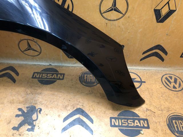 Переднє праве крило A2518800206 MERCEDES