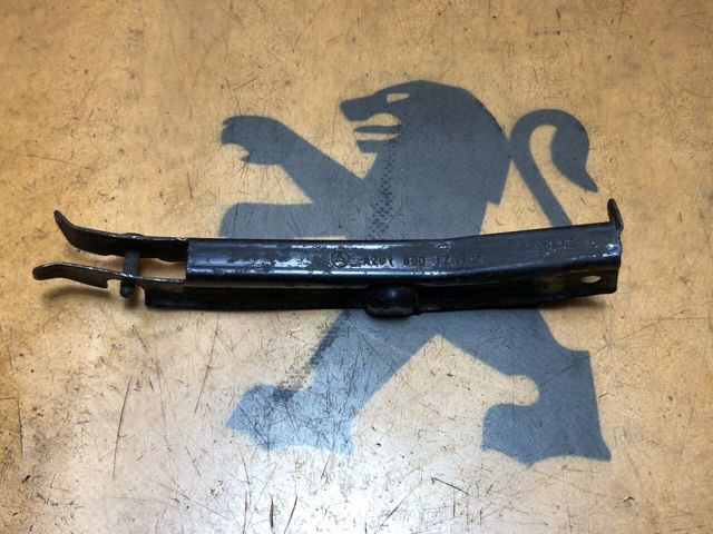 Кронштейн кріплення бампера переднього правий A2518801214 MERCEDES