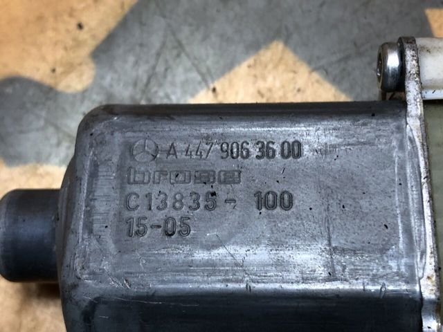 Двигун склопідіймача двері передньої, правої A4479063600 MERCEDES