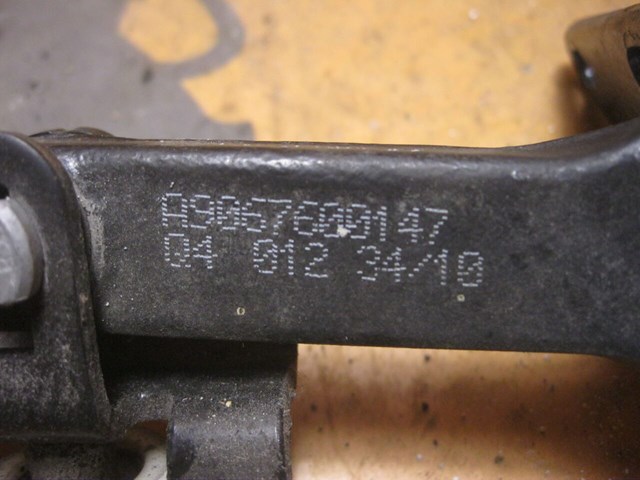 Ролик дверей бічних/зсувних, правий верхній A9067600147 MERCEDES