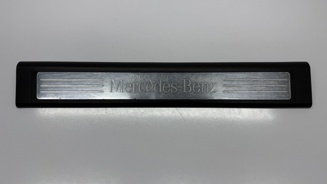 Облицювання порогу внутрішня, передня ліва A1646803335 MERCEDES