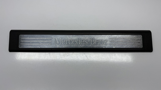 Накладка дверного порога внутрішня, передні праві A1646803435 MERCEDES