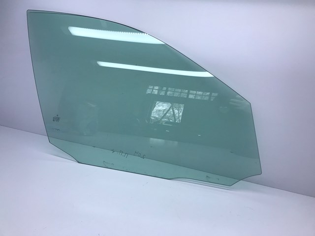 Скло пасажирських дверей A2047251810 MERCEDES