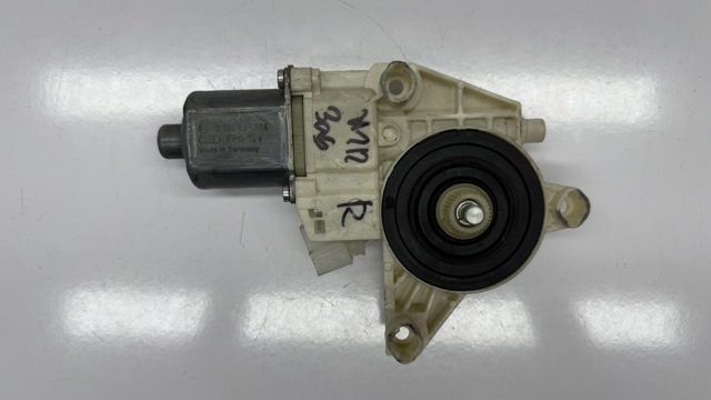 Моторчик склопідйомника двері задніх, правих A2048200642 MERCEDES