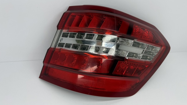 Задній правий зовнішній ліхтар A2128204064 MERCEDES