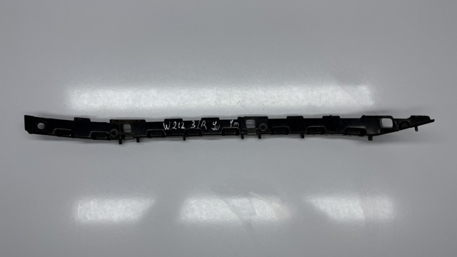 Направляюча заднього бампера, права A2128800430 MERCEDES