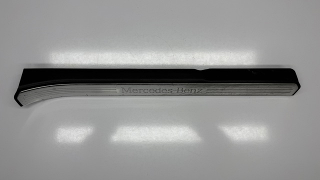 Накладка дверного порога внутрішня, передні праві A2216800235 MERCEDES