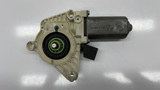 Двигун склопідіймача двері передньої, правої A2218202842 MERCEDES