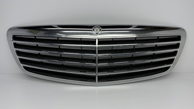 Решітка радіатора A2218800083 MERCEDES